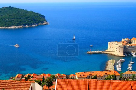Téléchargez les photos : Dubrobvik medieval old town, turquoise adriatic beach in Dalmatia, Croatia - en image libre de droit