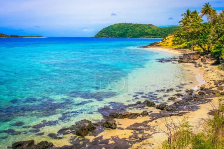 Téléchargez les photos : Tropical paradise, sandy beach at summer day in Fiji Islands, Pacific ocean - en image libre de droit