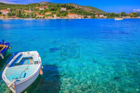 Foto de Elaphiti islands, turquoise adriatic beach in Dalmatia at sunny day, Croatia - Imagen libre de derechos