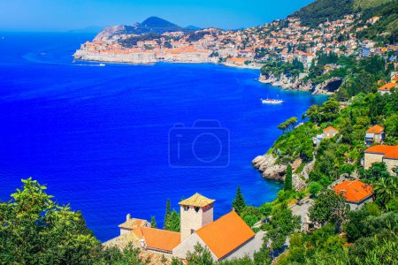 Foto de Dubrobvik medieval old town, turquoise adriatic beach in Dalmatia, Croatia - Imagen libre de derechos