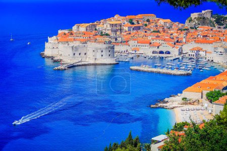 Téléchargez les photos : Dubrobvik medieval old town, turquoise adriatic beach in Dalmatia, Croatia - en image libre de droit