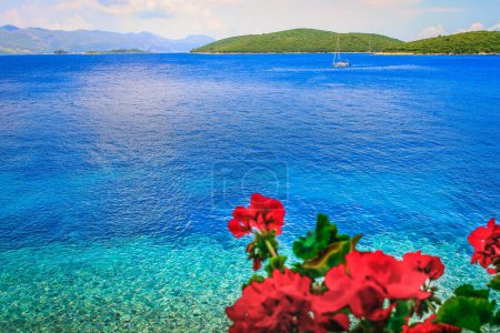 Téléchargez les photos : Elaphiti islands, turquoise adriatic beach near Korcula, Dalmatia at sunny day, Croatia - en image libre de droit