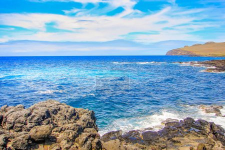 Téléchargez les photos : Île de Pâques, Rapa Nui dans la plage idyllique et les vagues de l'océan Pacifique au bord du littoral, Chili - en image libre de droit