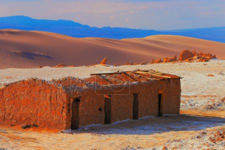 Téléchargez les photos : Old ruined mining house, abandoned building in Valle de La luna, Atacama Desert , Chile - en image libre de droit
