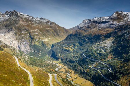 Grimsel- und Furka-Pass, dramatische Straße mit Schweizer Alpen bei sonnigem Wetter, Schweiz