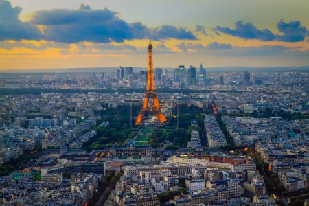 Foto de Parisien architecture landscape and Eiffel tower at evening, Paris, France - Imagen libre de derechos