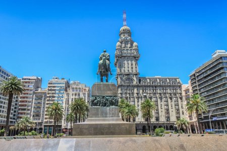 Téléchargez les photos : Central Independence square, Plaza del Independencia, in the city of Montevideo, Uruguay - en image libre de droit