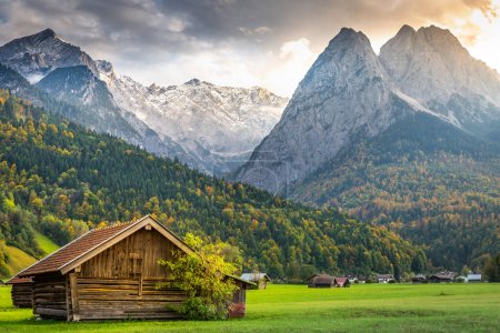 Foto de Bavarian alps and rustic farm barns, Garmisch Partenkirchen, Zugspitze massif, Bavaria, Germany - Imagen libre de derechos