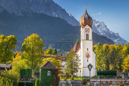 Téléchargez les photos : Grainau Church at golden autumn sunrise and Zugspitze massif, Bavarian alps , Germany - en image libre de droit