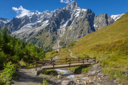 Téléchargez les photos : Paysage alpin idyllique de la vallée d'Aoste près du massif du Mont Blanc avec rivière et pont, Italie - en image libre de droit