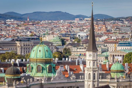 Blick auf die Wiener Altstadt mit Dom von oben, Österreich