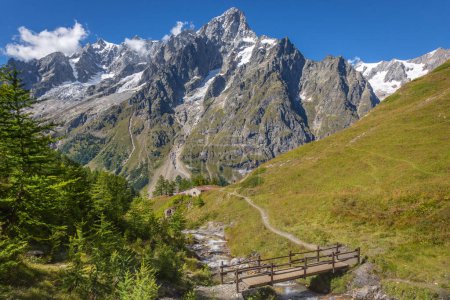 Téléchargez les photos : Paysage alpin idyllique de la vallée d'Aoste près du massif du Mont Blanc avec rivière et pont, Italie - en image libre de droit
