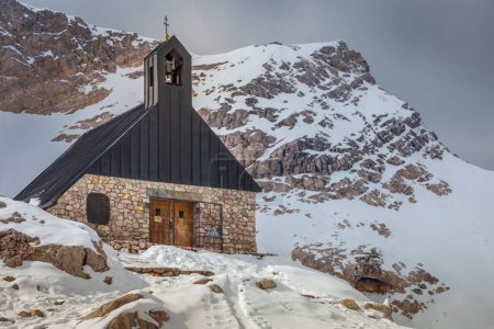 Téléchargez les photos : Chapelle de l'église et chapelle enneigée Zugspitze, Garmisch Partenkirchen, Alpes bavaroises en Allemagne - en image libre de droit