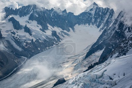 Téléchargez les photos : Glacier alpin argentin spectaculaire près de la vallée de Chamonix, Alpes françaises, France - en image libre de droit