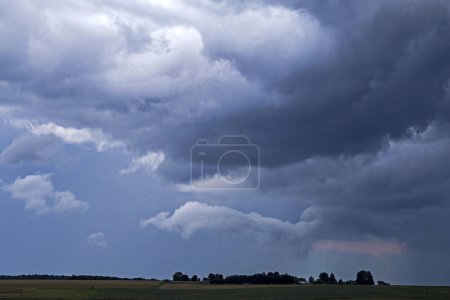 Foto de Cielo dramático sobre los campos. Paisaje agrícola en Lituania oriental
. - Imagen libre de derechos