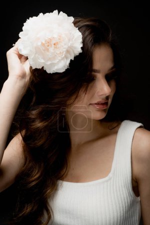Foto de Retrato de la joven de moda posando en el estudio con flor - Imagen libre de derechos