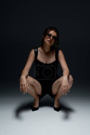 Téléchargez les photos : Portrait de jeune femme à la mode posant en studio - en image libre de droit