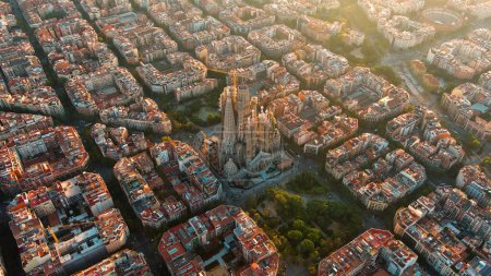 Téléchargez les photos : Vue aérienne des toits de Barcelone et de la cathédrale de la Sagrada Familia. Eixample résidentiel célèbre réseau urbain. Paysage urbain avec des blocs d'octogone urbains typiques - en image libre de droit