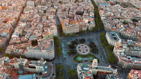 Téléchargez les photos : Vue aérienne de Placa Catalunya à Barcelone, Espagne. Cette place est considérée comme le centre-ville. Place de Catalogne - en image libre de droit