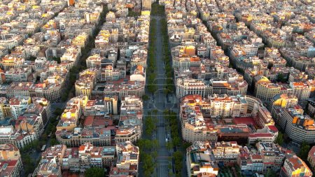 Luftaufnahme der Skyline von Barcelona, des Passeig de Gracia und des Wohnviertels Eixample bei Sonnenaufgang. Katalonien, Spanien