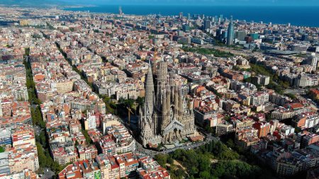 Luftaufnahme der Skyline von Barcelona, der Basilika Sagrada Familia und des Wohnviertels Eixample. Sonniger Tag, Katalonien, Spanien