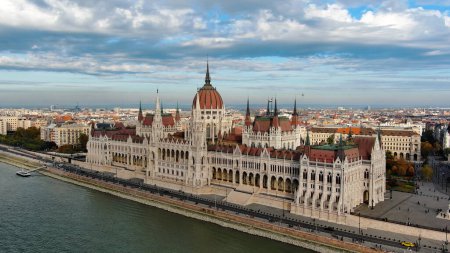 Luftaufnahme des ungarischen Parlamentsgebäudes in Budapest. Stadtbild der ungarischen Hauptstadt bei Tag