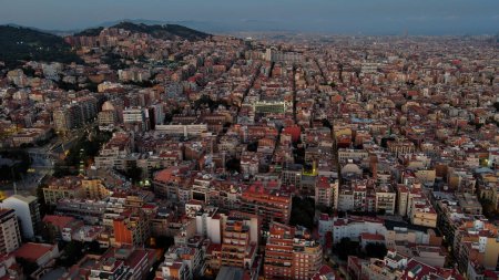 Foto de Vista aérea del horizonte de Barcelona al atardecer, Gracia y los distritos de Horta Guinardo. Cataluña, España - Imagen libre de derechos