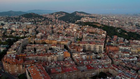 Foto de Vista aérea del horizonte de Barcelona al atardecer, Gracia y los distritos de Horta Guinardo. Cataluña, España - Imagen libre de derechos