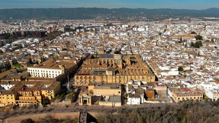 Foto de Vista aérea de la Mezquita Catedral de Córdoba, Puente romano, Ciudad histórica, Río Guadalquivir, Andalucía, España - Imagen libre de derechos