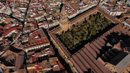 Foto de Vista aérea de la Mezquita Catedral de Córdoba, Puente romano, Ciudad histórica, Río Guadalquivir, Andalucía, España - Imagen libre de derechos