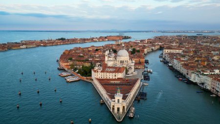 Venedig Italien Skyline, Luftaufnahme der Basilica di Santa Maria della Salute und des Canal Grande bei Sonnenaufgang