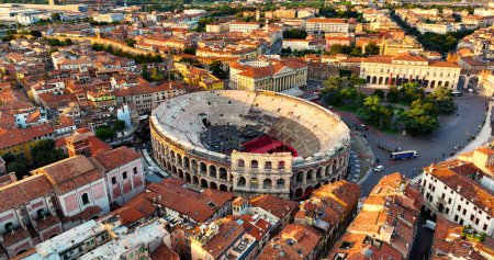 Widok z lotu ptaka na Verona Arena, dobrze zachowany rzymski amfiteatr w historycznym centrum miasta, Włochy z góry, Europa