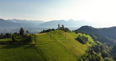 Téléchargez les photos : Aerial morning view of St. Primoz church at Jamnik, Slovenia, Julian alps - en image libre de droit