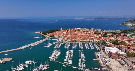 Téléchargez les photos : Vue aérienne de la ville historique d'Izola, port de pêche, église de Saint-Maurus, côte Adriatique, Istrie, Slovénie - en image libre de droit