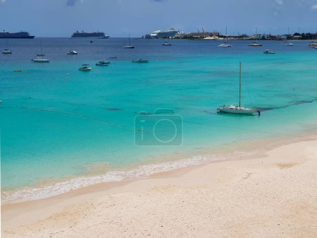 Téléchargez les photos : Belle plage tropicale avec de l'eau turquoise bleue dans l'océan, Barbade. Vue sur le port, les navires, navires, croisières et bateaux de pêche dans le port. Vague rencontre sable - en image libre de droit