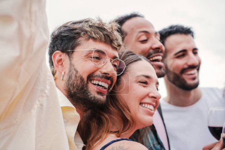 Téléchargez les photos : Rencontre de personnes souriantes célébrant une fête, s'amusant et profitant du moment ensemble. Jeunes amis joyeux et excités, hommes et femmes profitant d'un festival. Des copains joyeux se rassemblent - en image libre de droit