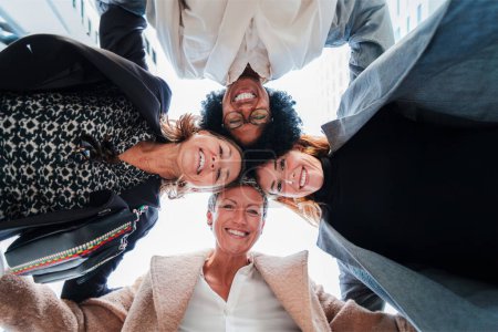Téléchargez les photos : Vue du bas d'un groupe de femmes d'affaires debout sur un cercle souriant et regardant vers le bas à la caméra. Partenariat et union entre collègues de travail d'équipe d'entreprise. Mesdames employés riant - en image libre de droit