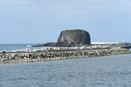 Téléchargez les photos : Boshi iwa, Chapeau rocher sur la vue d'été. Lieu de voyage historique de la ville d'Abashiri à Hokkaido Japon. - en image libre de droit