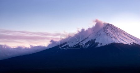 Téléchargez les photos : Fuji volcano mountain coverd with snow and cloud in sunset. Yamanashi, Japan. - en image libre de droit