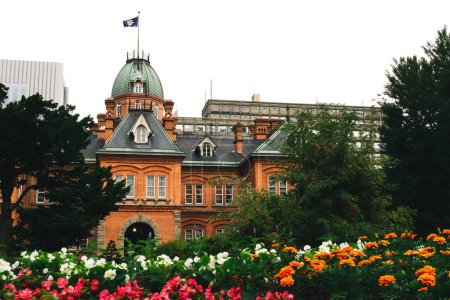 Téléchargez les photos : Ancien bureau du gouvernement de Sapporo en brique rouge. En saison estivale avec jardin fleuri. Hokkaido, Japon. - en image libre de droit