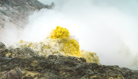 Foto de Mount Io volcano Hokkaido, Japan. Rock of sulfur mineral. - Imagen libre de derechos