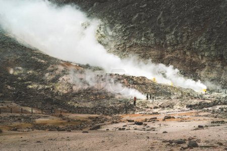 Foto de Viaje turístico al Monte Io en Hokkaido, Japón. Volcán activo montaña y piedra de azufre. - Imagen libre de derechos