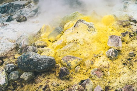 Foto de Monte Io volcán Hokkaido, Japón. Roca de mineral de azufre. - Imagen libre de derechos