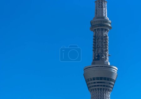 Téléchargez les photos : Tokyo Sky Tree diffusion ciel clair concept de fond bleu. Tokyo, Japon - en image libre de droit