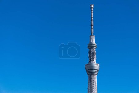 Photo pour Tokyo Sky Tree diffusion ciel clair concept de fond bleu. Tokyo, Japon - image libre de droit