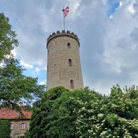 Foto de Sparrenburg Bielefeld con torre y paredes bajo un bonito cielo azul nublado. Foto de alta calidad - Imagen libre de derechos