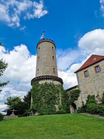 Foto de Torre Sparrenburg Bielefeld con buen tiempo y gran cielo nublado. Foto de alta calidad - Imagen libre de derechos