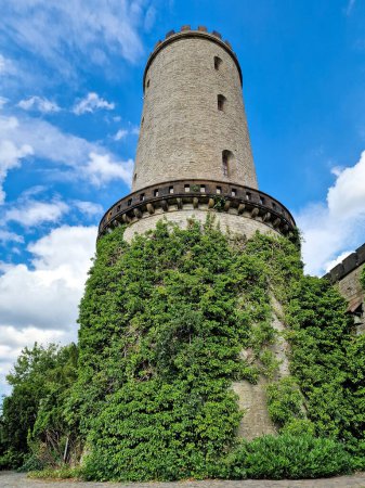 Foto de Torre Sparrenburg Bielefeld con buen tiempo y gran cielo nublado. Foto de alta calidad - Imagen libre de derechos