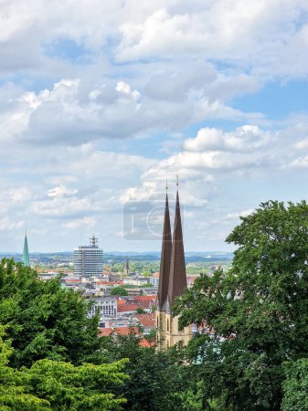 Foto de Vista de Sparrenburg sobre la ciudad de Bielefeld y el bosque de Teutoburg. Foto de alta calidad - Imagen libre de derechos