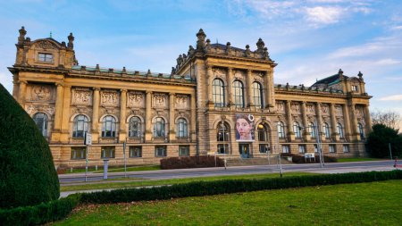Téléchargez les photos : Musée d'État de Basse-Saxe à Hanovre sous un ciel dégagé avec jardin. Photo de haute qualité - en image libre de droit